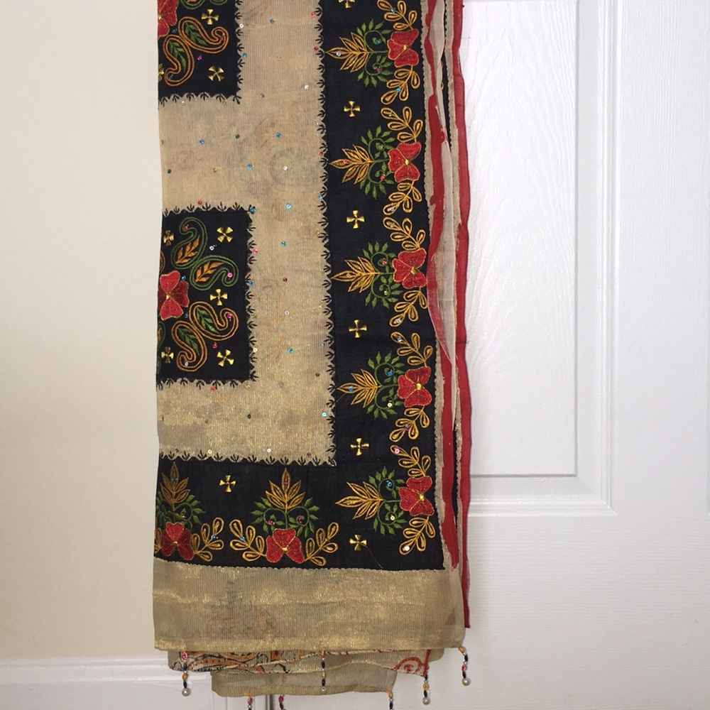 Gorgeous Cream floral saree FREE GIRFT WITH order